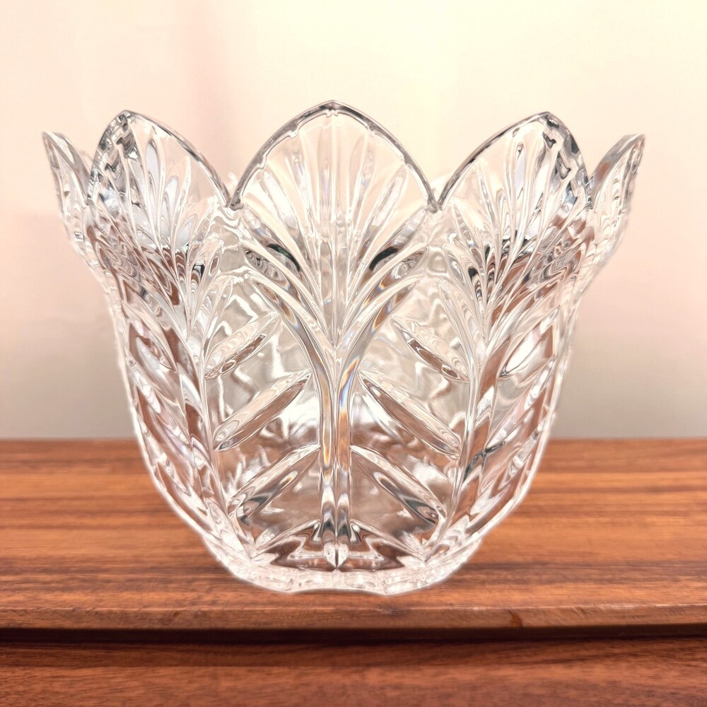 Fifth Avenue Crystal Portico Leaf Cut Scalloped Edge Centerpiece 9" Bowl Clear